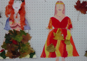 Na zdjęciu widać dwie sylwetki przedstawiające Panią Jesień. Postać po lewo ozdobiona: kredkami, bibułą, liśćmi, kasztanami. Postać po prawo ozdobiona: kredkami, bibułą, liśćmi.